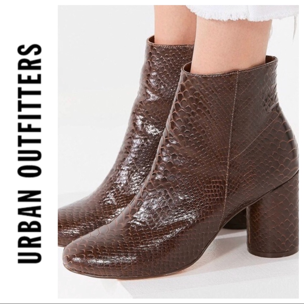 NWOT Urban Outfitters Sabrina Snakeskin bo…